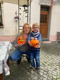 Unser strahlender K&uuml;rbisschnitzgewinner Leon mit Mama